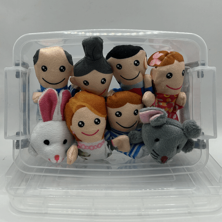 Caja con títeres para contar cuentos con miembros de la familia