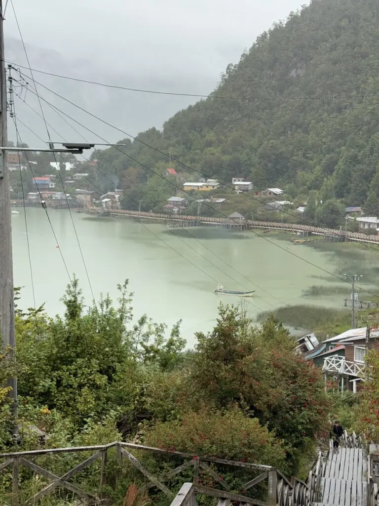 Vista de Caleta Tortel en la Carretera Austral