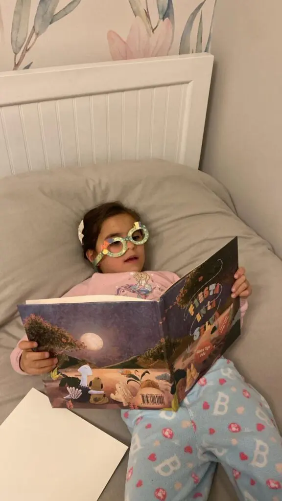 Niña Leyendo actividad de verano fiesta en la selva