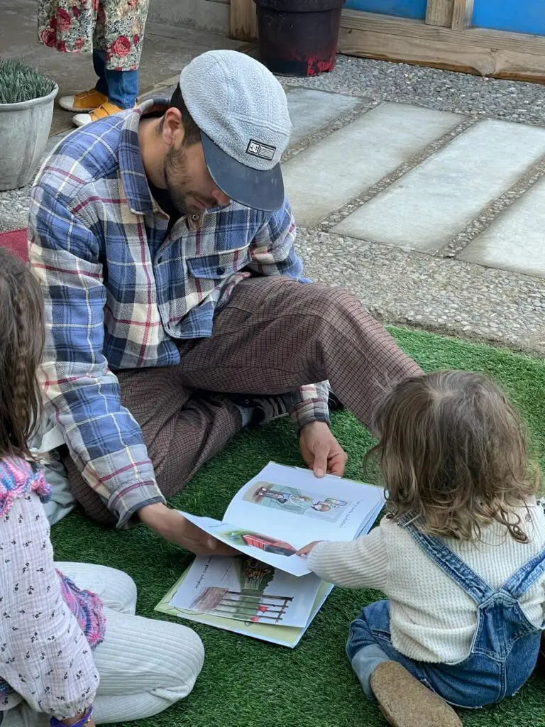 Padres e hijos leyendo juntos