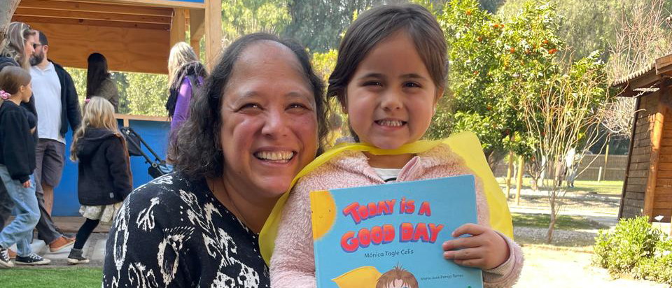 niña y moni banner sostiene libro today is a good day