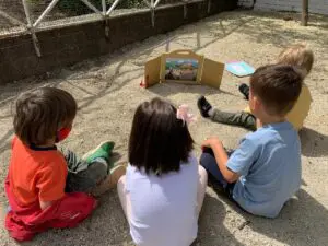 niños mirando kamishibai