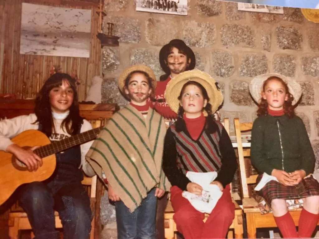 5 niños con vestimenta folcrorica