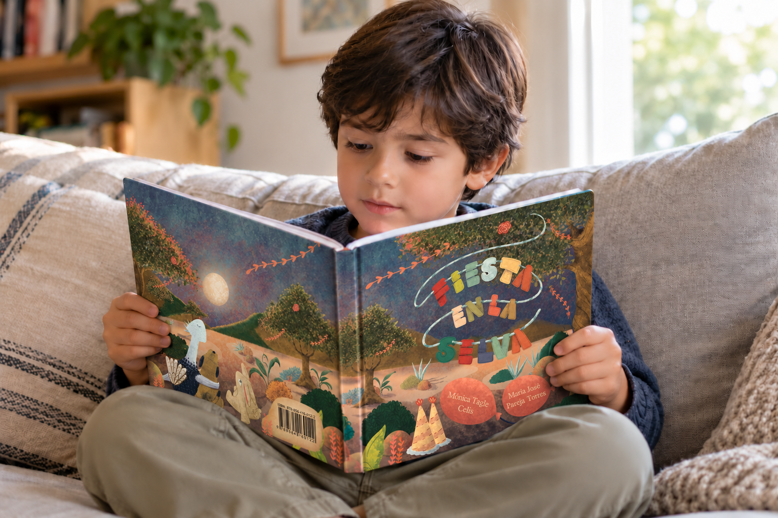 Niño leyendo Fiesta en la selva, un cuento sobre los miedos y la amistad