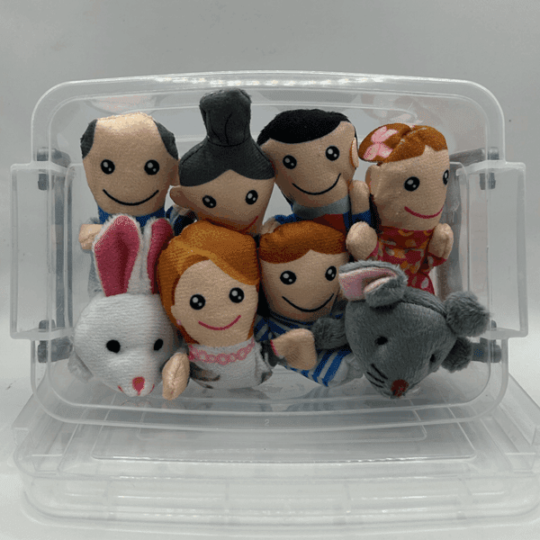 Caja con títeres para contar cuentos con miembros de la familia