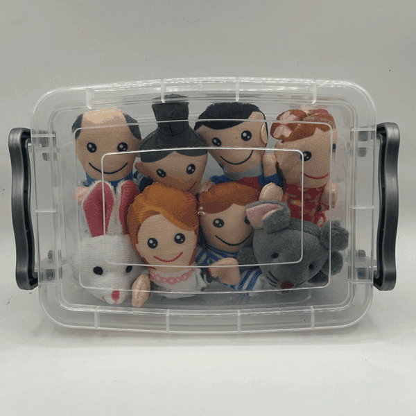 Caja con títeres para contar cuentos con miembros de la familia