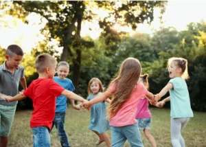 Ronda de niños jugando en el jardin