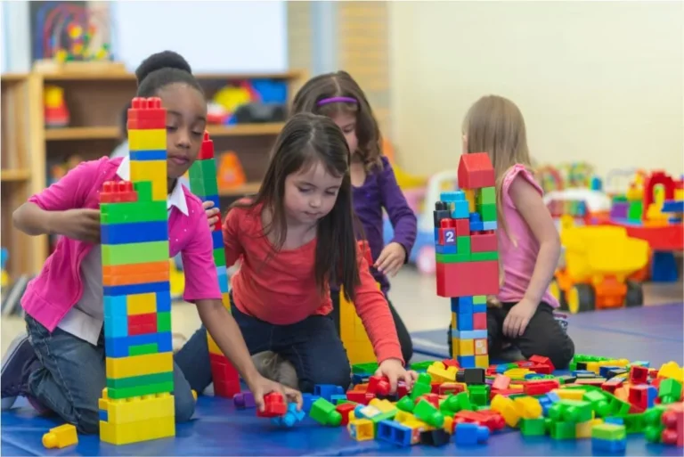 Niños jugando con bloques en la sala de clases