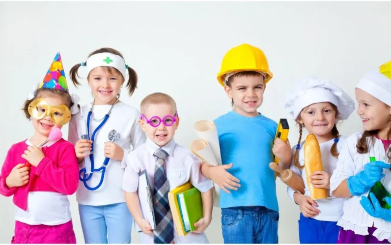 Niños disfrazados de distintas profesiones: payasita, médica, oficinista, constructor, panadera, científica
