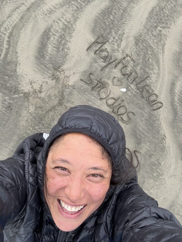 Moni en la playa del Parque Nacional Cucao en Chiloé