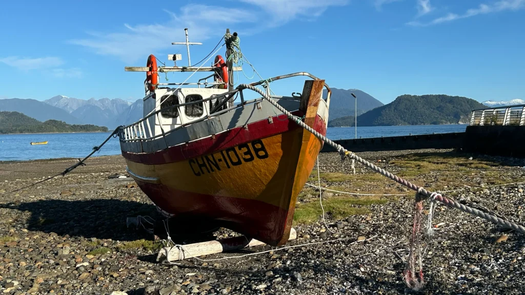 Bote en playa de Hualaihué durante marea baja - Carretera Austral