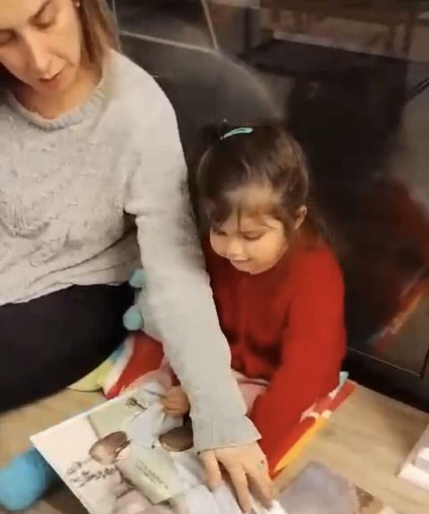 Niña lee con su madre