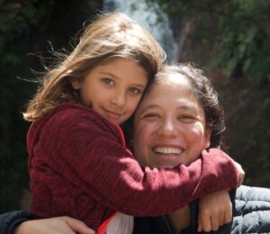 Monica con una niña, s u hija