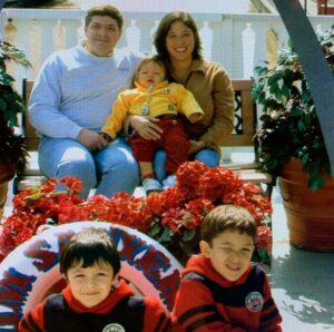 Monicha y michel con sus hijos sentados