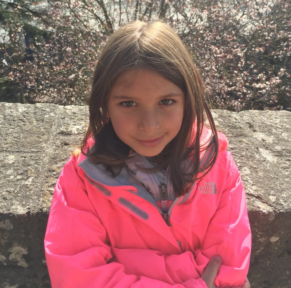 Niña mira aburrida